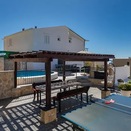 Family-friendly With Swimming Pool - 22975 Makarska