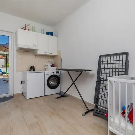 Apartman Family-friendly With Swimming Pool - 22975 Makarska