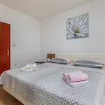 Family-friendly With Swimming Pool - 22975 Lägenhet