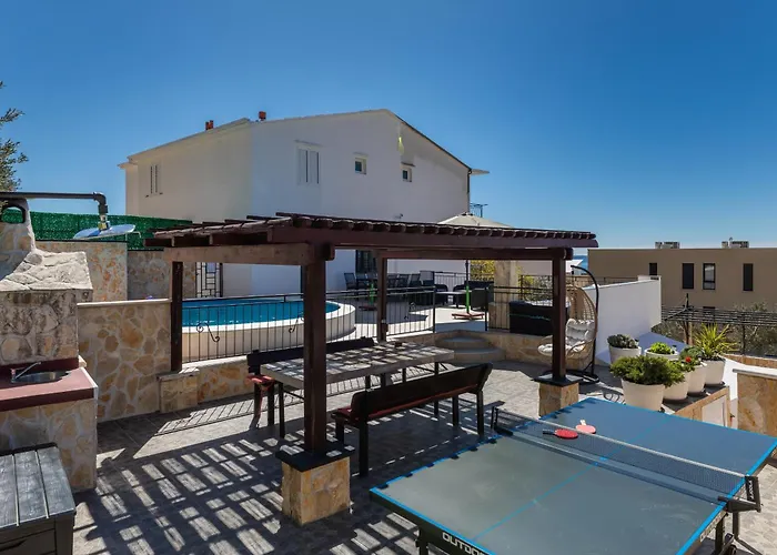 Family-friendly With Swimming Pool - 22975 Makarska