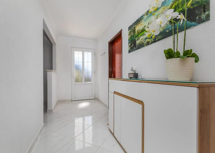 Family-friendly With Swimming Pool - 22975 *