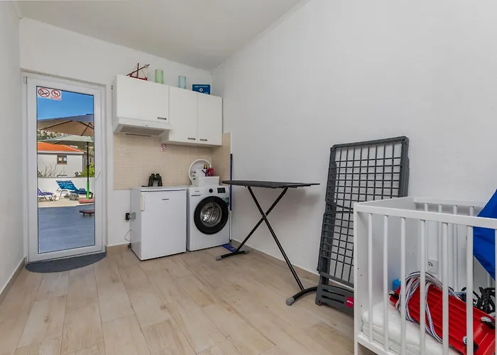 Apartment Family-friendly With Swimming Pool - 22975 Makarska