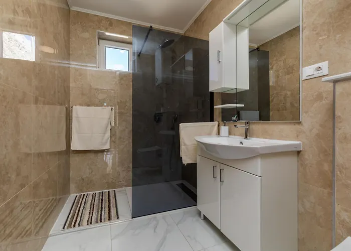 Family-friendly With Swimming Pool - 22975 * Makarska