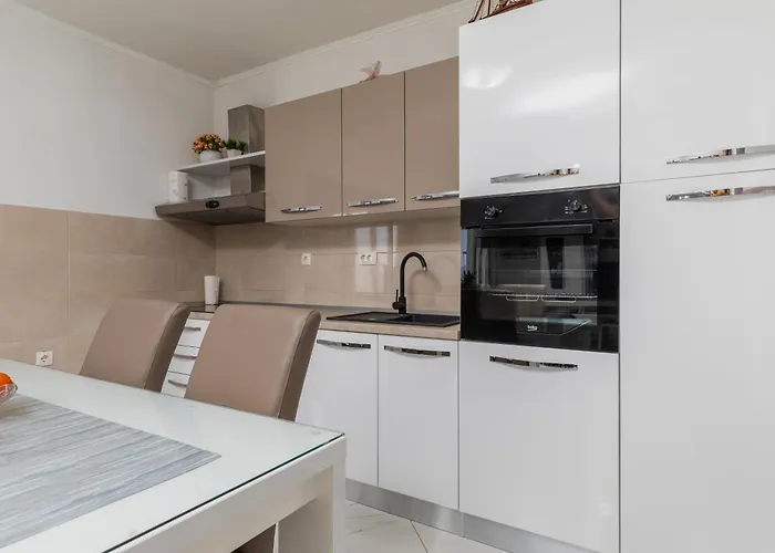 Family-friendly With Swimming Pool - 22975 Apartment Makarska