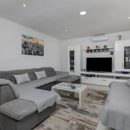 Family-friendly With Swimming Pool - 22975 * Makarska